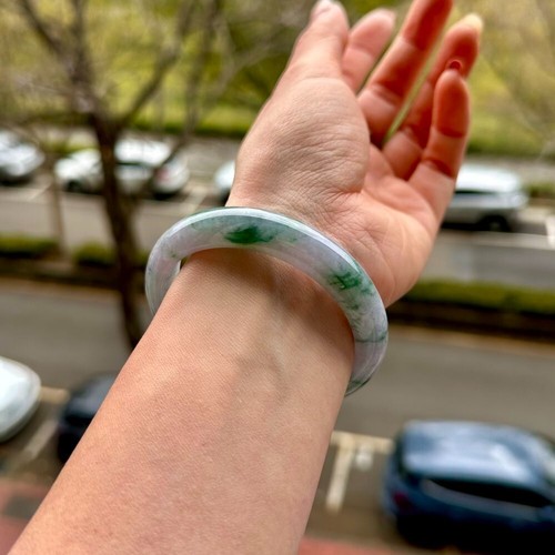 【KATHY JADE】Brazalete Brazalete Esmeralda Floral Jadeíta《56mm》《Grado A》 - Imagen 6 de 7