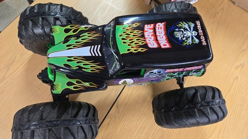 AS-IS NOT WORKING MEGA GRAVE DIGGER 1:6 Scale All-Terrain Official R/C Monster - Picture 9 of 23