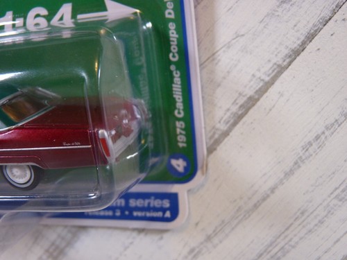 2022 Auto World 1975 Cadillac Coupe DeVille Chase Ultra Red 1:64 - Picture 4 of 7