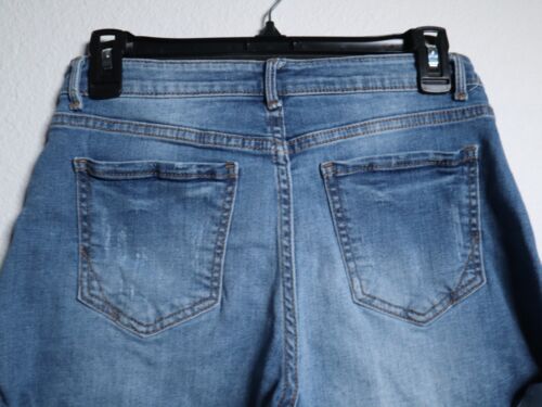 7 hellblaue Denim-Shorts mit Rissen - Bild 7 von 7