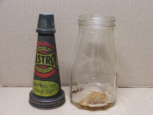 Castrol Wakefield Oil Bottle Embossed 1 Pint with Castorlite oil pourer SAE20 - Picture 12 of 12