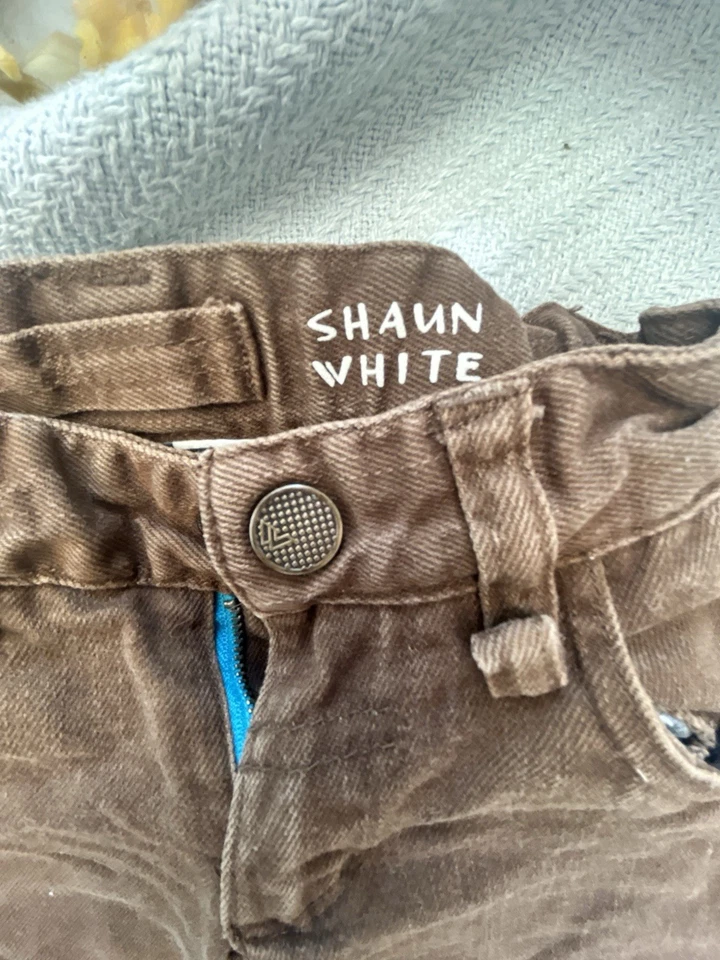Pantalones de mezclilla ajustados Shaun blancos marrones para niños talla 4, con cintura ajustable - ligeramente usados Foto 3 de 4