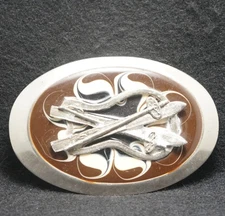 WJ01142 VERY COOL VINTAGE 1970s ****SKIS**** SNOW SPORT MENS ARTWORK BELT BUCKLE