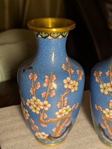 Coppia vasi cloisonné in ottone vintage anni 40 con fiori uccellini blu alti 8 pollici - Foto 4 di 17