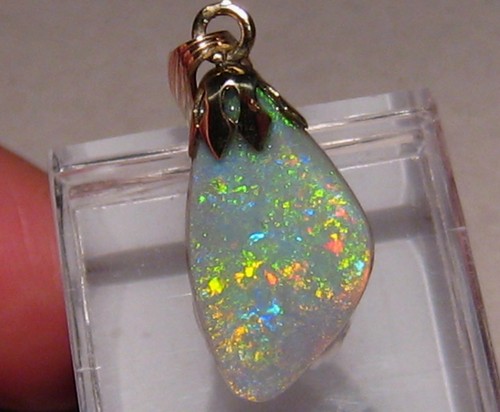 Schwarzopal Anhänger, 4,2 ct. Opal, massiv 14 k Gelbgold - Bild 1 von 10