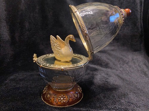 Caja de música en forma de huevo con corte de cristal con cisne giratorio y cristales - Imagen 6 de 12
