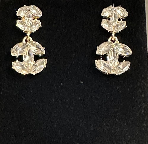 Beautiful Shiny Earring - Picture 2 of 3