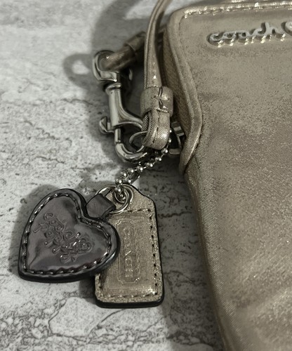 Coach🤍 Mohn Metallic Handy Geldbörse Herz Anhänger EUC - Bild 4 von 8