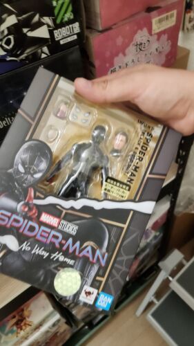 Tuta BANDAI S.H.Figuarts Spider-Man No Way Home nera e oro a portata di mano - Foto 2 di 7