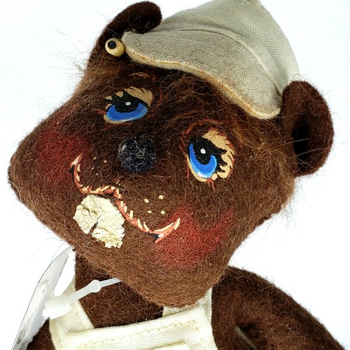 Annalee 8" Busy Beaver Builder Puppe 2002 selten mit Hammer auf Holzständer - Bild 2 von 5