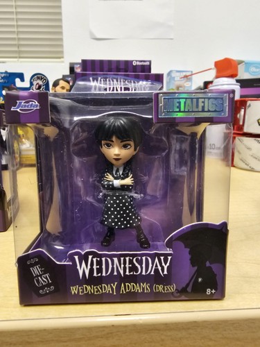 Juego de figuras de metal Wednesday Addams Jada Toys con altavoz Bitty Boomer - Imagen 6 de 18