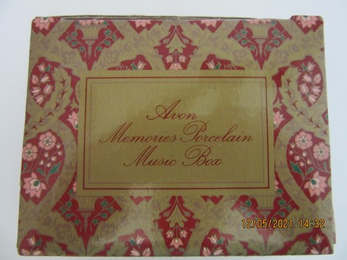 Avon Vintage 1983 "Memories" Porcelain Music Box New In Box Beautiful! - Picture 3 of 12