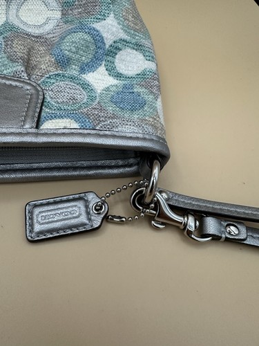 Bolso Muñequera Raro COACH Gesso Art Óptico Azul/Verde Maquillaje - 9 1/2 X 5" - Imagen 4 de 10