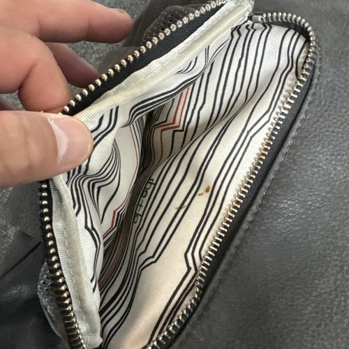 She + lo Next Chapter Hobo-Umhängetasche Bucket Bag aus perforiertem grauem genarbtem Leder - Bild 15 von 16