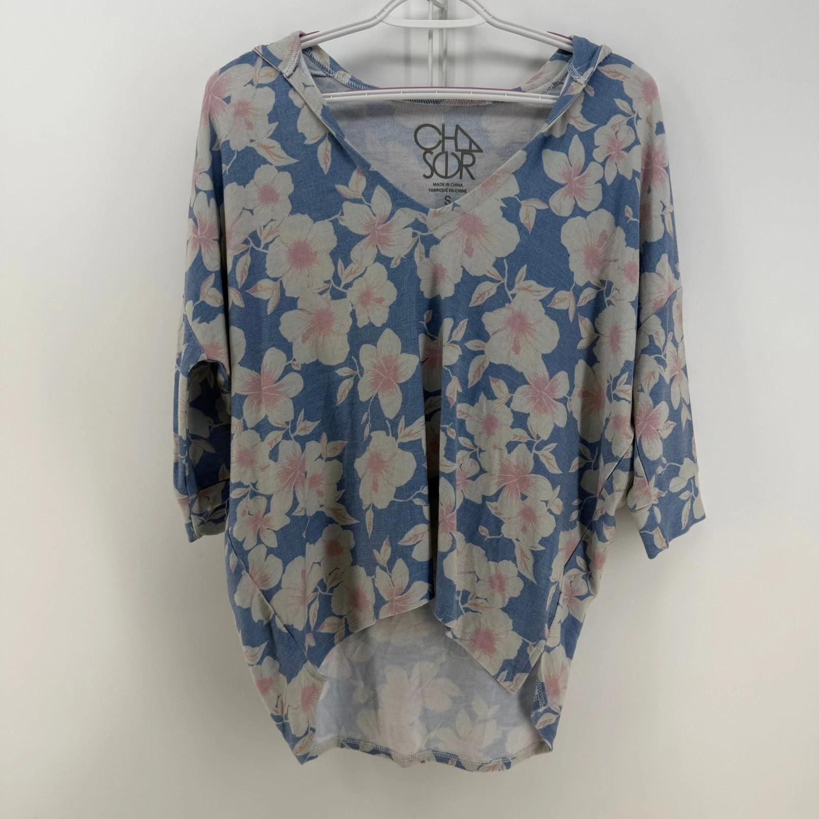 Chaser Hoodie Womens Small Blue Floral V-Neck High Low 3/4 Sleeve Boho Coastal