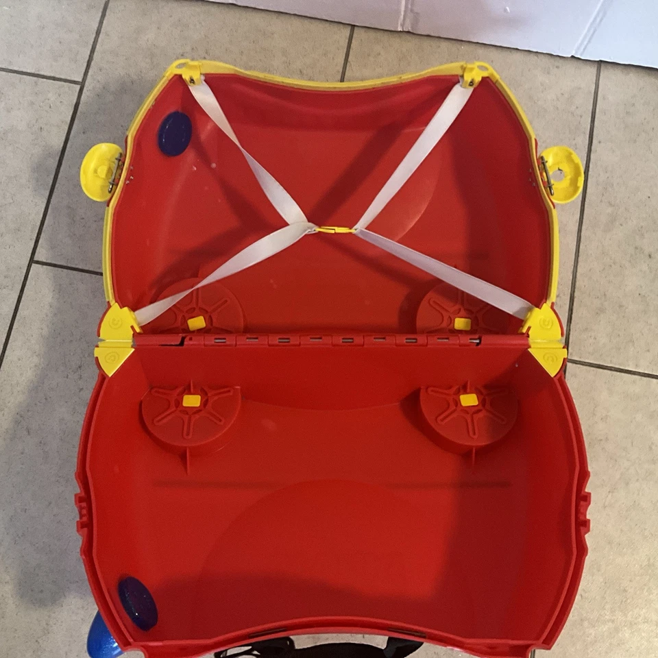 Maleta de bomberos Trunki para sentarse a montar para niños. Correa sin tirar Foto 3 de 3