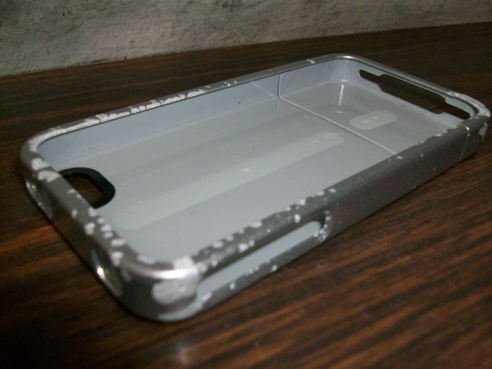 Incase Crystal Slider Case for iPhone 4/4S Silver CL59808 - Used with Damage - Image 3 of 4