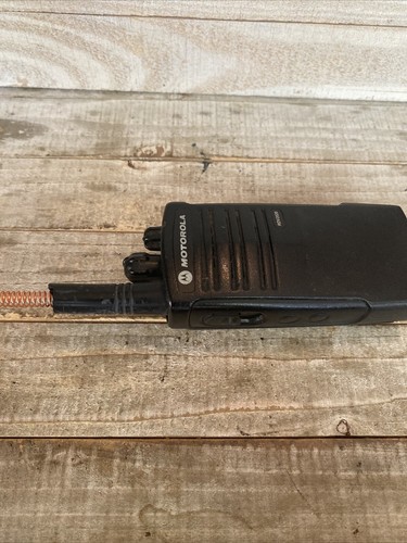 Motorola RDV2020 RV2020BKF2AA VHF 2-Channel Two-Way Radio With Battery - Picture 6 of 12