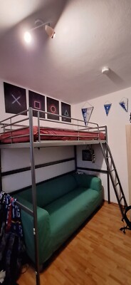 Ikea Mettal-Hochbett und couch