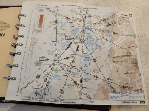 Jeppesen Aeronautical Charts for Oregon and Washington 2004-05 in Binder  - Picture 2 of 12