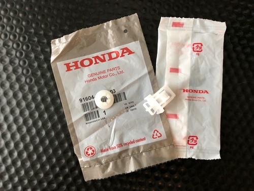 GENUINE OEM HONDA CRV ELEMENT FIT HOOD STAY SUPPORT MOUNT GROMMET & HOLDER CLIP - Foto 3 di 3