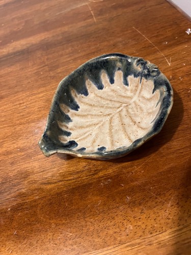 Handmade drip glaze pottery trinket dish bowl green cream natural organic leaf - Picture 7 of 9