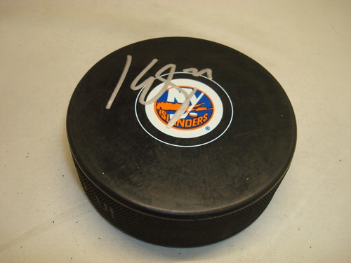 Disco de hockey autografiado 1A firmado por Kyle Okposo de los New York Islanders - Imagen 1 de 2