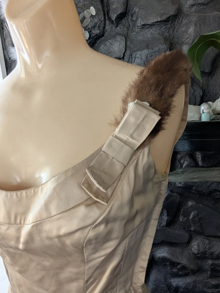 Vestido de cóctel vintage de satén pesado dorado de los años 50 escote de piel ajuste y acampanado pequeño Foto 3 de 4