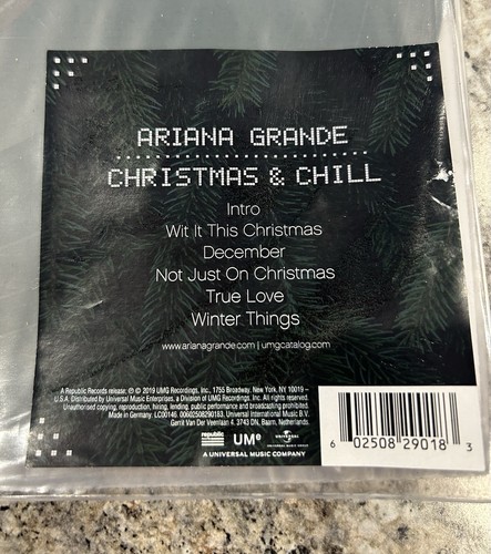 Ariana Grande ‎Christmas And Chill Green Etched Vinyl - Picture 3 of 3