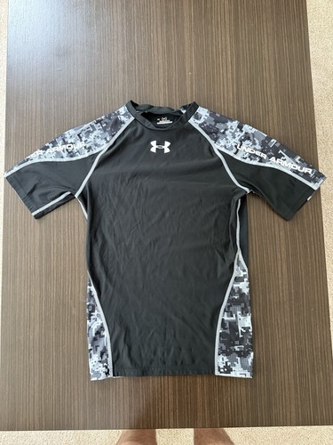 Under Armour Heat Gear Fitted Short Sleeve Black Camo Shirt Boys Youth Large - Picture 1 of 3