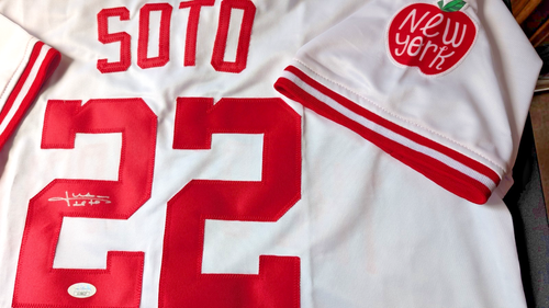 Von Juan Soto signiertes individuelles weißes Baseball-Trikot New York "The Big Apple" JSA