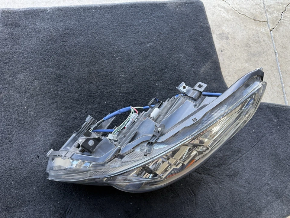 Левая ксеноновая фара со стороны водителя для седана Infiniti G37 2010–2013 годов от оригинального производителя - Изображение 2 из 4