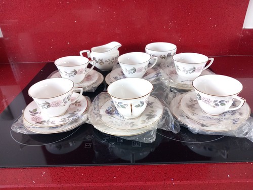 NEW VINTAGE 1961 ROYAL WORCESTER "JUNE GARLAND" 20 PIECE TEA SET.NEW IN PACKAGE - Picture 3 of 13