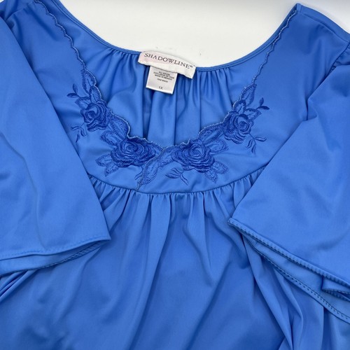 Shadowline kurzes Kleid mit Blütenblattstickerei und Flatterärmeln blau