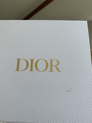 Christian Dior White textured gift presentation box with Gold Dior And Tissue - Picture 6 of 6