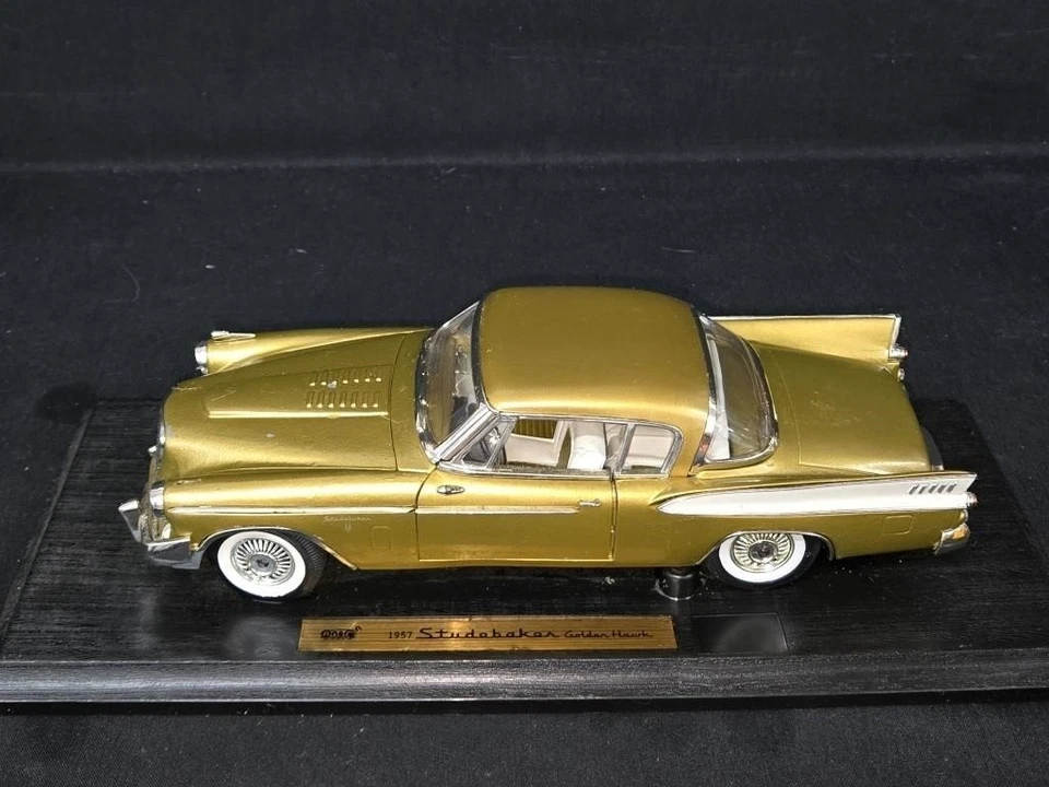 Anson 1/18 Scale Diecast 30371 - 1957 Studebaker Golden Hawk - Gold - Image 2 of 4