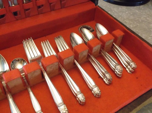 Holmes & Edwards Danish Princess Inlaid Silverplate Silverware 51 PC w/ Box - Picture 6 of 18
