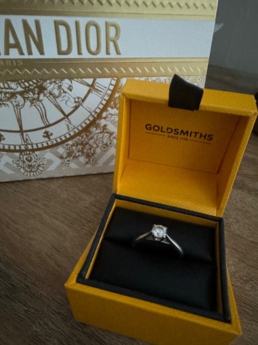 18ct White Gold Diamond Engagement Ring Certified - Picture 4 of 8