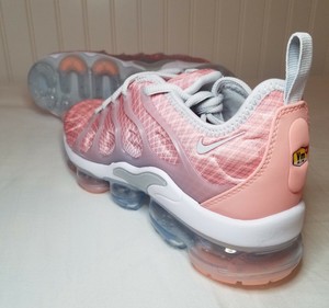 coral vapormax plus