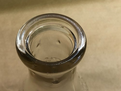 Vintage Round 1 QT Embossed Superior Milk Dealers Assin Superior WIs Milk Bottle - Picture 5 of 5
