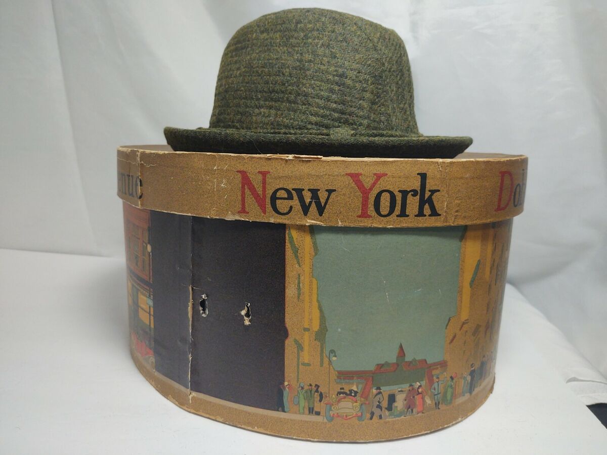 Vintage Dobbs Fifth Avenue New York Oval Hat Box w/ Green Vintage Dobbs Fifth Avenue New York Oval Hat Box w/ Green
