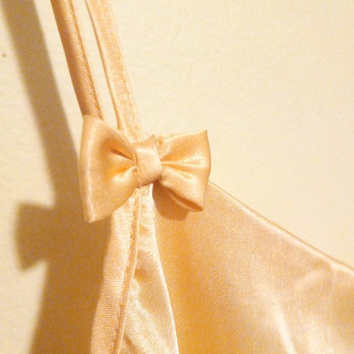 Vestido quimise satinado líquido dinastía California vintage - grande - detalle de lazo - amarillo - Imagen 4 de 9