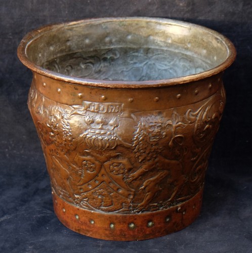 BAROCK KUPFER CACHEPOT WAPPEN LÖWE KRONE BLUMEN ADLER ORNAMENTE 2,2kg DATUM 1751 - Picture 2 of 10