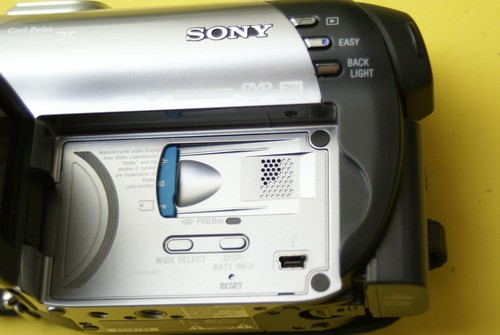 Sony Handycam DCR-DVD308 Carl Zeiss 25x Camcorder w Charger/Bag/Disc/Card Bundle - Picture 10 of 12