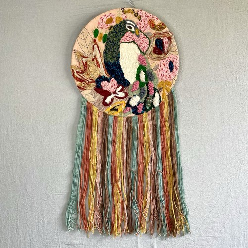 Wandbehang Pfau Vogel rund Traum rosa Mixed Media Kunst Stickerei Boho Fransen - Bild 2 von 12