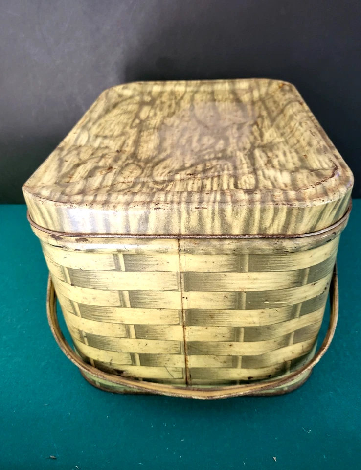 Cesta de picnic de hojalata de los años 50 con tapa con bisagras, doble mango, diseño de tejido de cesta litográfica Foto 4 de 4