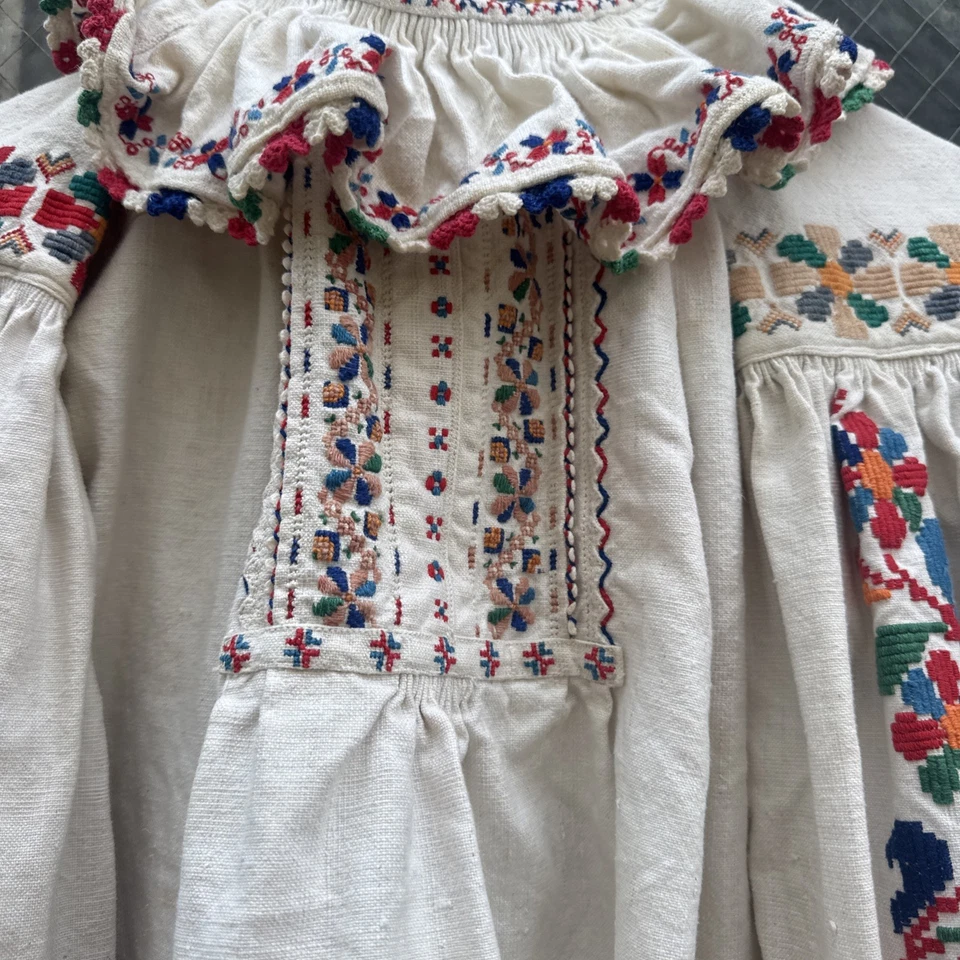 Camisa de vestir folclórica rumana de lino blanco vintage años 30 bordada mangas globo Foto 3 de 4