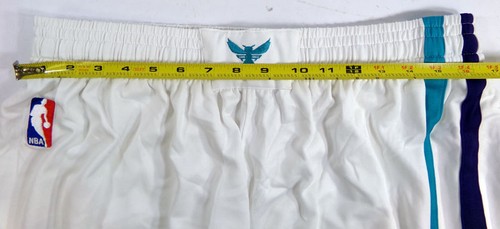 Pantalones Cortos de Baloncesto Adidas Emitidos por el Equipo Charlotte Hornets Blancos Nuevos XL +2" - Imagen 5 de 6