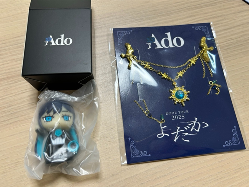 Broche y mini figura Ado VIP altavoz ver. Set Yodaka 2025 Oficial - Imagen 7 de 24