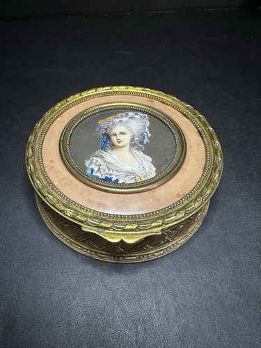 Marie Antoinette Jewelry Box Signed Paining. (something Under Glass See Pics) - Picture 1 of 16